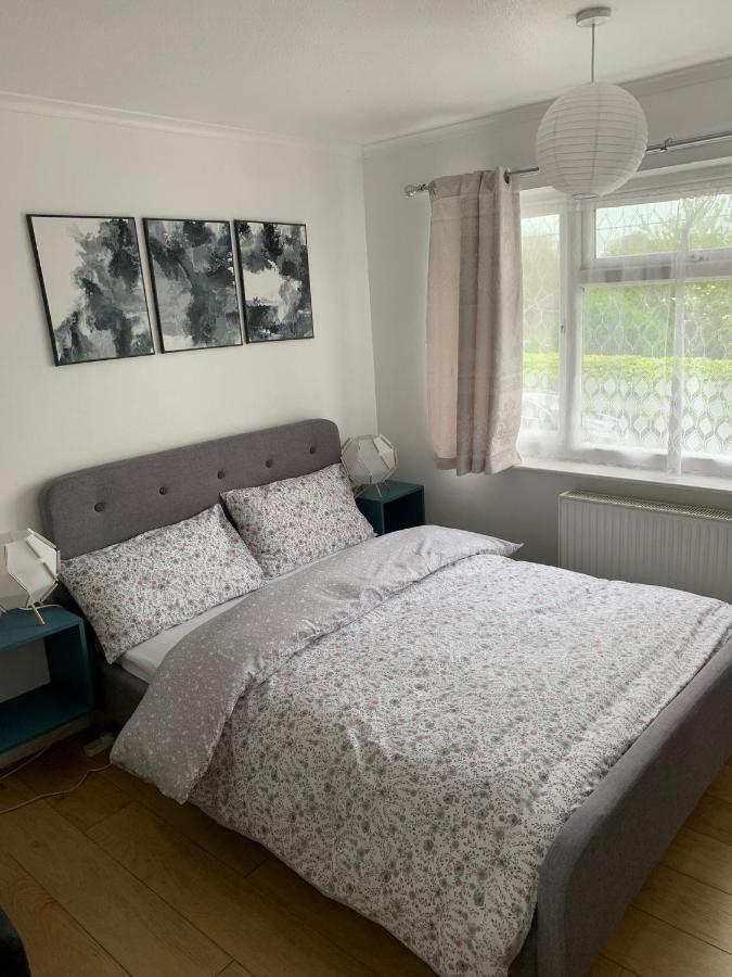 Beaconsfield 4 Bedroom House In Quiet And A Very Pleasant Area, Near London Luton Airport With Free Parking, Fast Wifi, Smart Tv Exterior foto