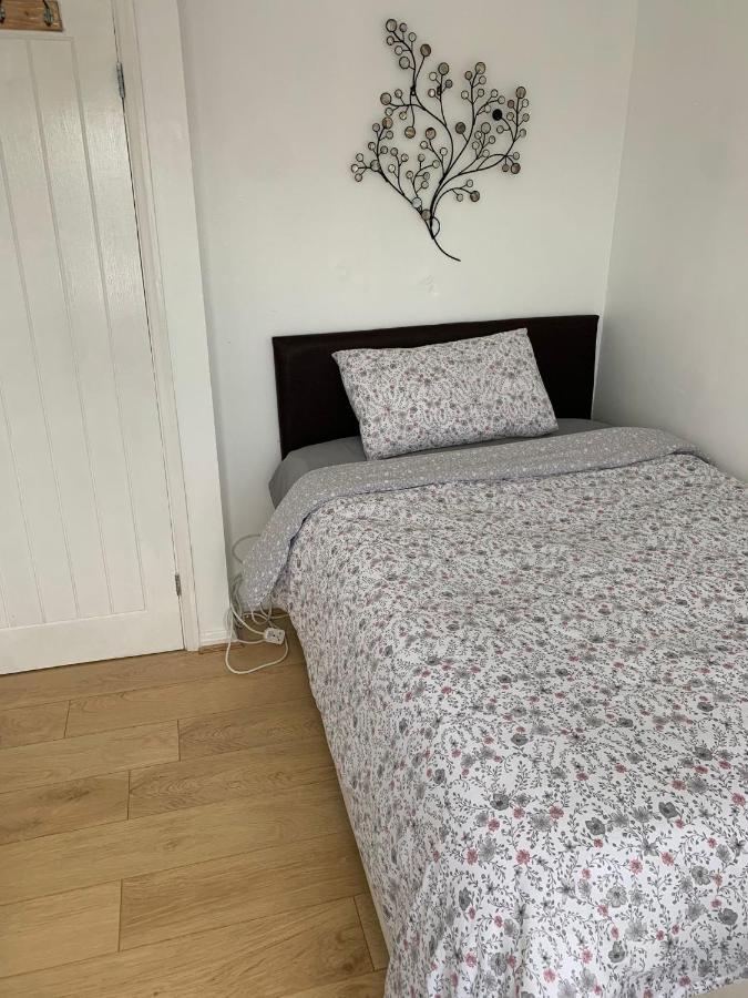 Beaconsfield 4 Bedroom House In Quiet And A Very Pleasant Area, Near London Luton Airport With Free Parking, Fast Wifi, Smart Tv Exterior foto